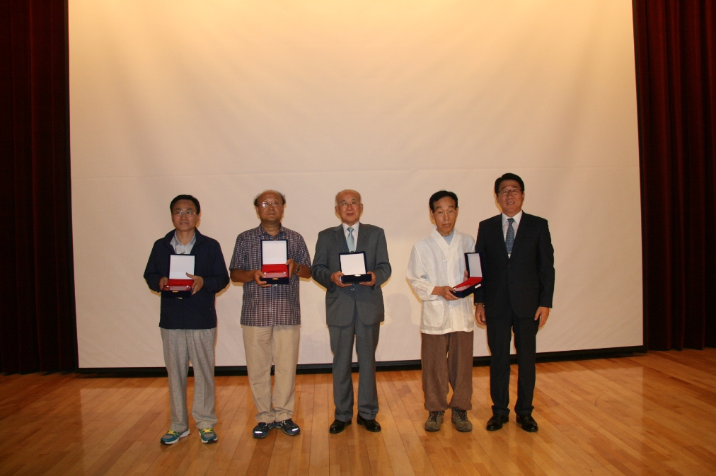 2015년 제 13회 전국동문대회에서 공로패를 수상한 얼굴들