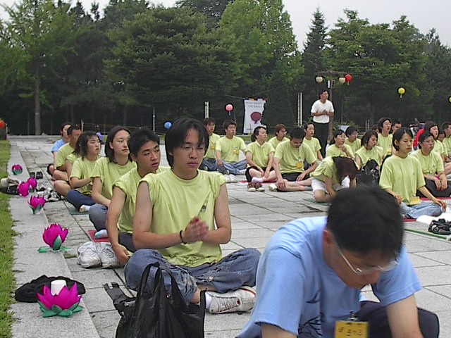 법회사진 2 - 법회를 보는 법우 님들의 사진입니다. 모두들 진지하군요 ^^