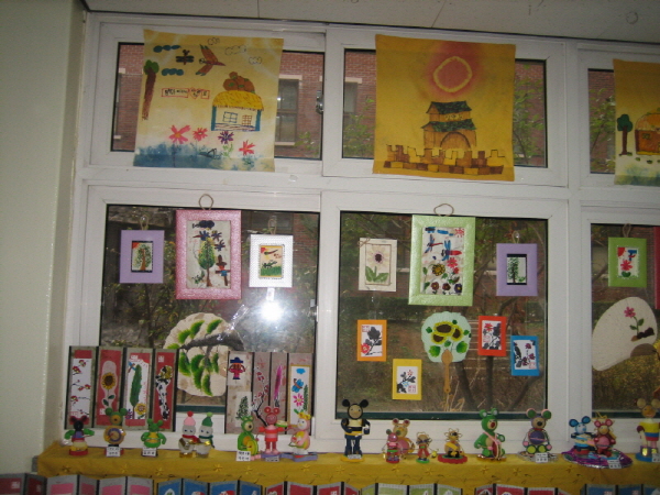 심장병어린이돕기 자선바자회 - 창문에 전시된 아이들과함께 만든 카드