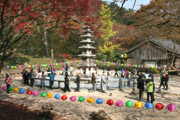 13차 사찰순례 백양사 - 오늘 단풍 놀이 인파에 차량이 밀려 늦게 도착한 백양사 사찰순례.. 덕분에 점심 굶고 법당 행사도 생략한채 이렇게 탑돌이로 대신했다.. 