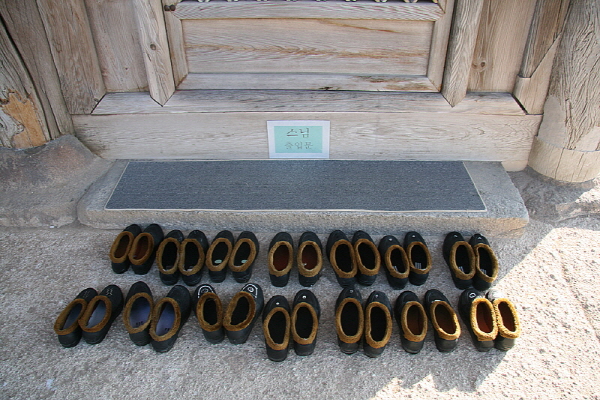14차 사찰순례 수덕사 간월암 - 대웅전에 스님들의 신발