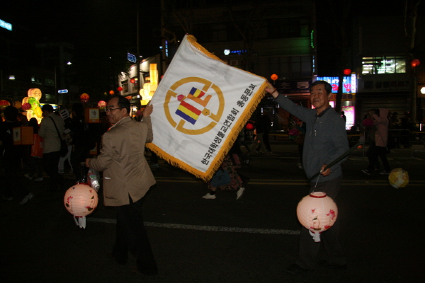 2011 부처님오신날 제등행렬 대불련 동문회 - 대불련동문회 깃발