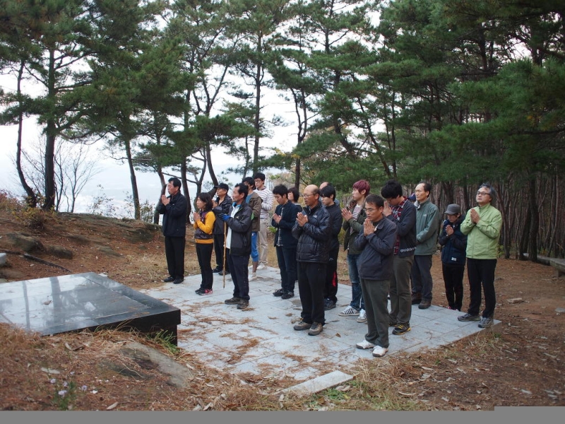  추가로 올립니다...정상에서 법회 보는 광경입니다